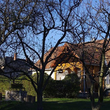 Devenyi Vendeghaz Apartment Csesznek Exterior foto