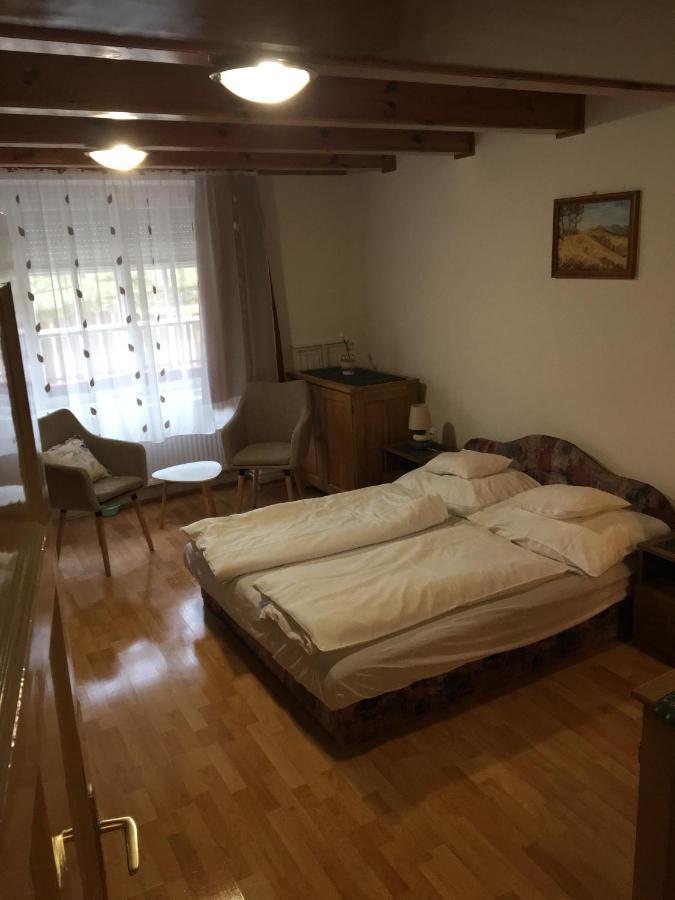 Devenyi Vendeghaz Apartment Csesznek Exterior foto