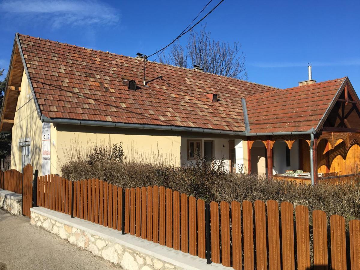 Devenyi Vendeghaz Apartment Csesznek Exterior foto