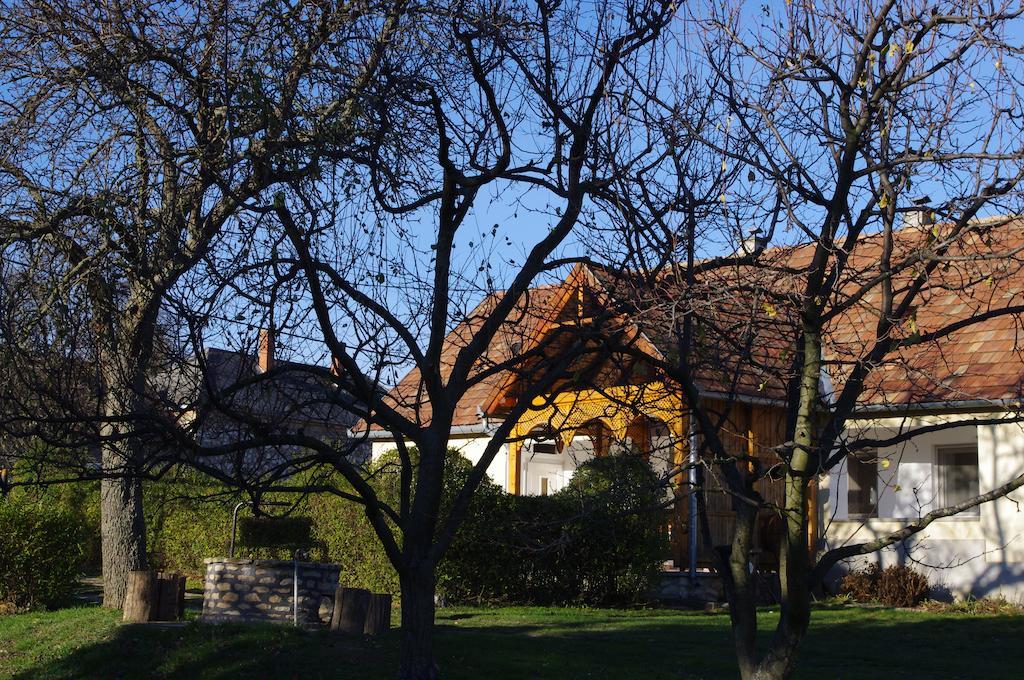 Devenyi Vendeghaz Apartment Csesznek Exterior foto