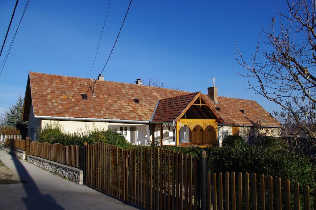 Devenyi Vendeghaz Apartment Csesznek Exterior foto